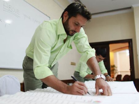 'मैं अफरीदी हूं' में चुंबन दृश्‍य पर शाहिद आग बबूला