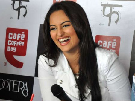 रात डेढ़ बजे के बाद सोनाक्षी सिन्‍हा को बाहर घूमना मना