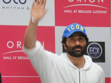 सन्नी देओल जैसे कई है टैक्स-चोर