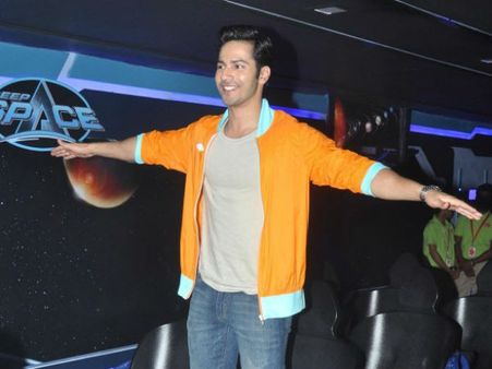 वरूण ने फैंस से कहा..नो स्मोकिंग प्लीज...