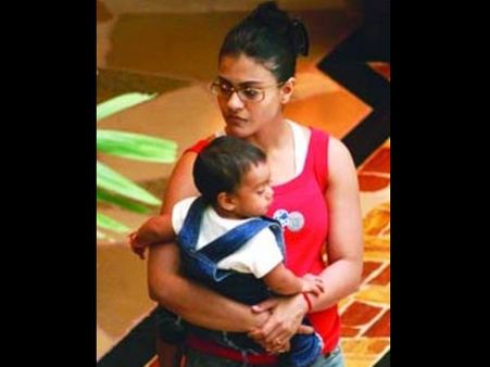 बच्चों को लाइमलाइट से दूर रखती हूं : काजोल