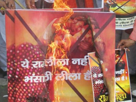 राष्ट्रवादी शिवसेना ने दिल्ली में 'रामलीला' के पोस्टर जलाये