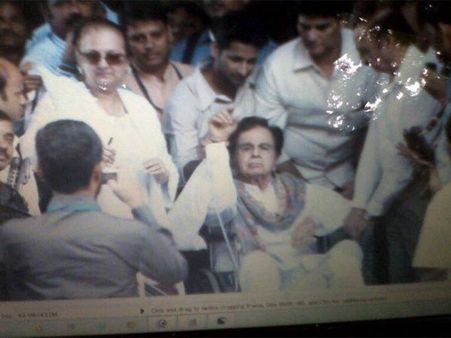 दिलीप कुमार पहुंचे घर, सायरा जी ने फैन्स को कहा थैंक यू!