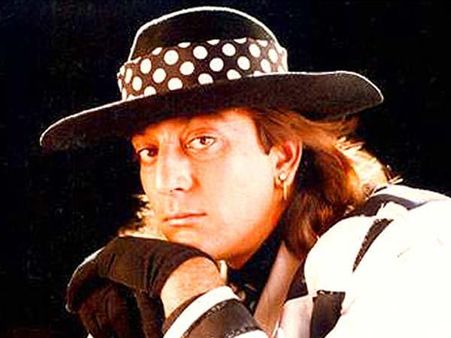 संजय दत्‍त साढ़े चार महीने बाद काल-कोठरी से आये बाहर