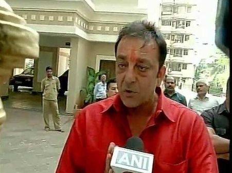 संजय दत्त जेल से बाहर क्या आये, फैंस तो नाच उठे