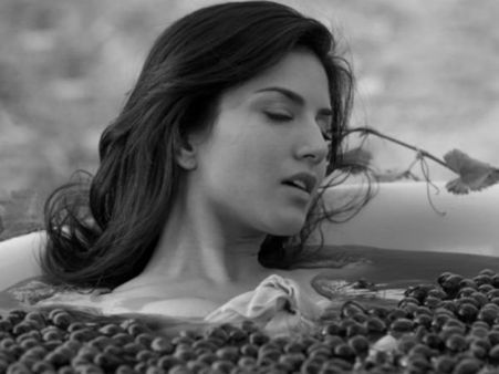 एडल्ट सन्नी की डॉक्यूमेंट्री बनायेंगी दीपा मेहता