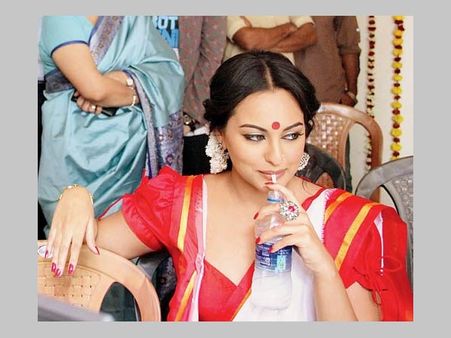 'बुलेट राजा' की बंगाली सोनाक्षी से आपको प्यार हो जायेगा...