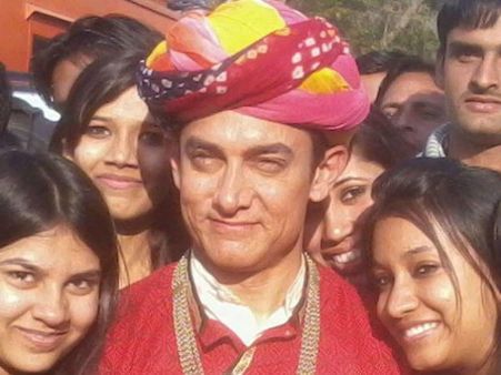 दिल्ली में आमिर और राजकुमार के खिलाफ एफआईआर