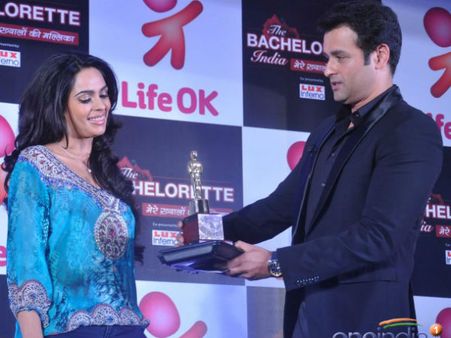 मूर्खता या पब्लिसिटी स्टंट जो मल्लिका..राहुल के पिता को नहीं जानतीं?