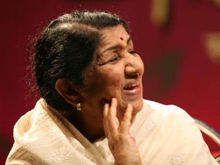 लता जी को मिला यश चोपड़ा पुरस्कार, हेमा जी ने कह दिया श्रीमती लता!