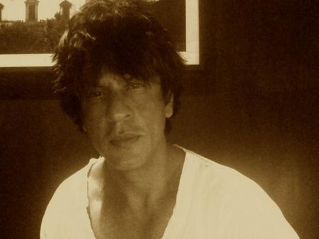 बीमार शाहरूख ने जीटीवी पर देखी 'चेन्नई एक्सप्रेस'
