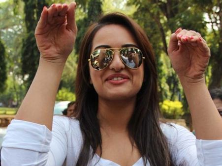 सोनाक्षी मोटी नहीं, कई एक्ट्रेसेस से दुबली हैं- लव सिन्हा!