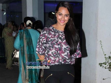 सोनाक्षी एक समय में दो फिल्मे कैसे प्रमोट कर सकती हैं- सैफ!