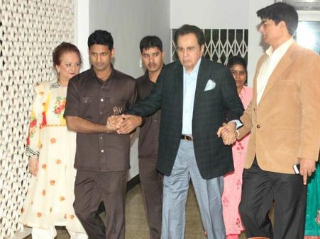 Pics: डाक्टरों और दोस्तों संग मनाया दिलीप साहब ने 91वां जन्मदिन