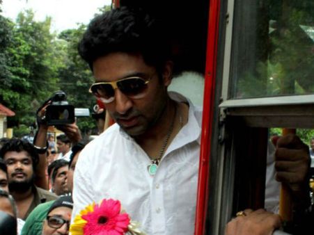 मां-पापा की 'शोले' को कभी भी सिनेमाघर में नहीं देखा: अभिषेक बच्चन