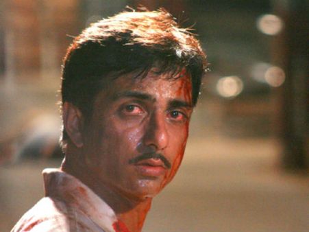 'हैप्पी न्यू ईयर' के सेट पर फिटनेस मास्टर बनें सोनू सूद