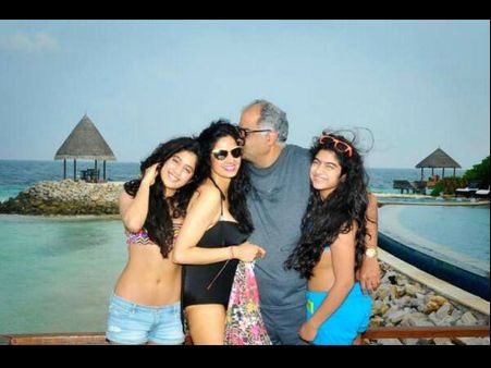 स्विमसूट में श्रीदेवी को चैलेंज दे रही हैं उनकी सेक्सी बेटी जाह्नवी!