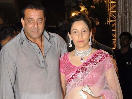 बीवी के चलते संजय दत्त की पैरोल एक महीने और बढ़ी