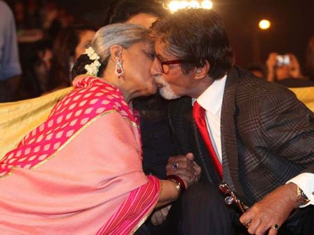 अमिताभ ने रेखा के सामने जोड़े हाथ और जया को किया लिप किस!