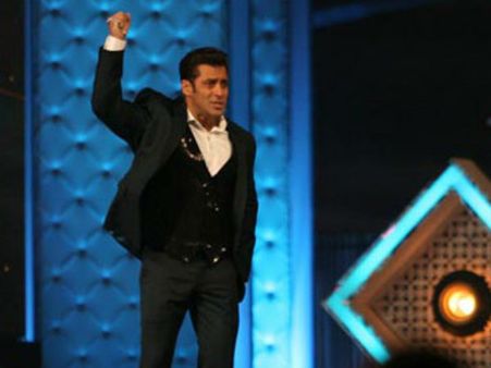 सलमान की 'जय हो', पति के सामने सन्नी को पहनायी साड़ी