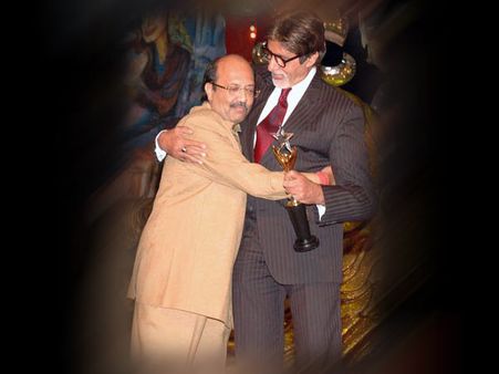 अमिताभ ने लगाया अमर सिंह को गले तो अभिषेक ने पैर छुए