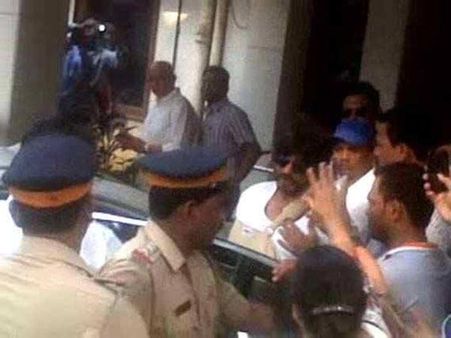 शाहरूख का फिर टूटा कंधा, दो हफ्ते करेंगे बेड रेस्ट