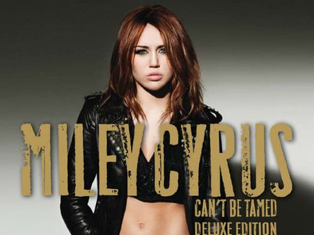 'w' मैंगजिन के कवर पेज के लिए माइली ने उतारे कपड़े