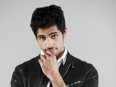 सिद्धार्थ को परिणिति नहीं इश्क के लिए दीपिका-करीना चाहिए!