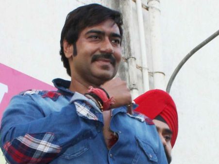 लीजिये प्रभु सर ने तो अजय से भी ठुमके लगवा दिये...