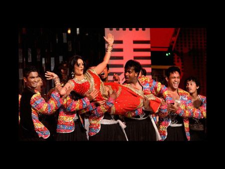 क्या हुआ जब स्टेज पर खुल गया एक्ट्रेस के शर्ट का बटन?