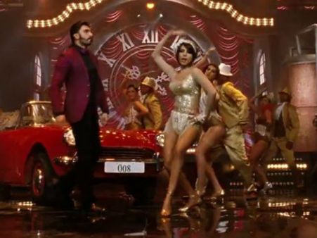 यह लो.. जोया ने तो रणवीर-प्रियंका को भाई-बहन बना दिया..