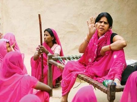 'गुलाब गैंग' को रोकने वाले 'गुलाबी गैंग' में संपत को लेकर मचा बवाल