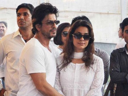 जूही चावला के भाई, बॉबी के अंतिम संस्कार में पहुंचे, शाहरुख-दीपिका-फराह!