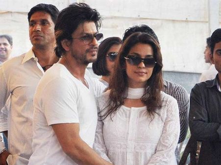 जूही के भाई के अंतिम संस्कार में शामिल हुए किंग खान शाहरुख, थामा जूही का हाथ!