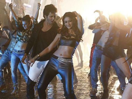 वरुण के साथ डेविड सर को ज्यादा स्ट्रिक्ट होना पड़ा- एवलिन शर्मा!