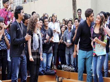 साथ में सोने और नहाने के बाद खुलेआम आलिया को चूमने लगे अर्जुन