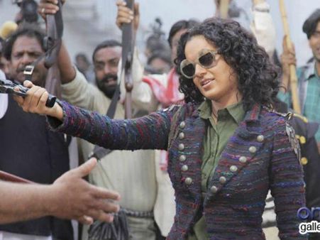 तो क्या खुद को आमिर से बेहतर मानती हैं कंगना?