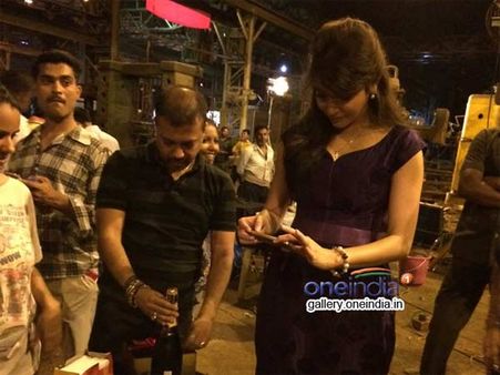 ऐसा क्या है 'बांबे वेलवेट' में .. जो रो पड़ी अनुष्का..