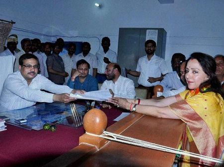 मथुरा में ड्रीम गर्ल हेमा के लिए बेकरार लोग लेकिन जीत है मुश्किल