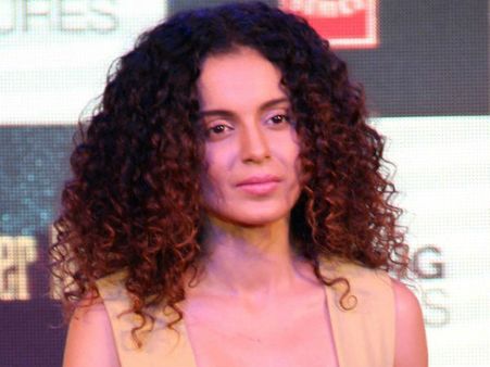 कंगना ने बोला .. सनकी, वहशी, आक्रामक और खतरनाक है 'रिवाल्वर रानी'