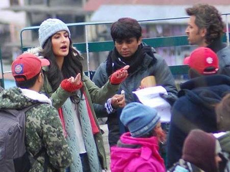 Exclusive- बैंग बैंग के सेट पर रितिक को भाव नहीं दे रहीं कैटरीना!