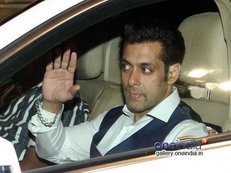 सलमान की हीरोइन नहीं पर उनकी किक की आइटम बन सकती है दीपिका