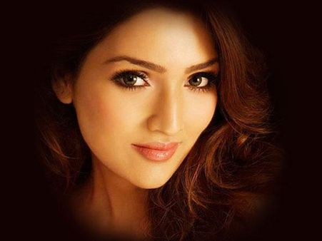 गोविंदा की बीवी के बड़े बोल.. कहा बेटी नर्मदा ने 30 फिल्में ठुकरायीं