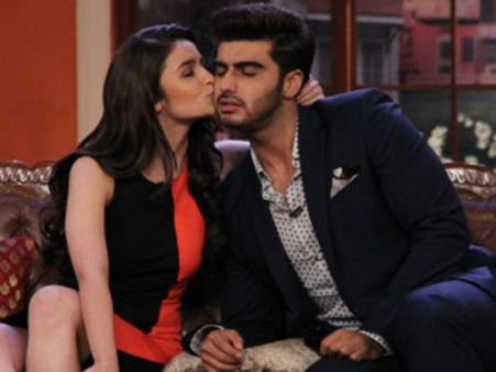 सरेआम लोगों के सामने आलिया-अर्जुन ने एक-दूजे को चूमा