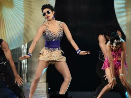 तो विद्या के ना आने का पूरा फायदा उठा रही हैं जंगली बिल्ली!