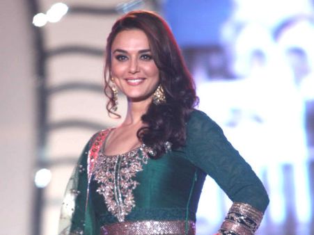 काशी पहुंची प्रीति ने मोदी के लिए किये 'विश्वनाथ' के दर्शन!