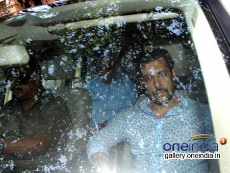 हिट एंड रन केस से परेशान सलमान के फैंस, मांग रहे हैं दुआएं