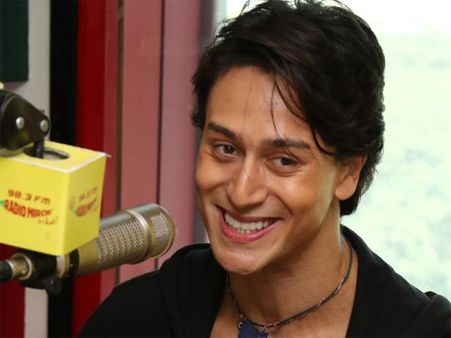 जैकी जैसे बाल नहीं तो लोग टाइगर को बायोसेक्सुअल समझते हैं!