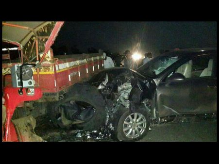 मुंबई लौटते समय ट्रक से जा टकराई बोनी कपूर की कार