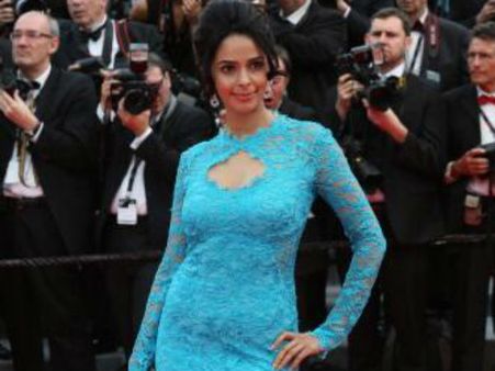 कान के रेड-कार्पेट को सेक्सी मल्लिका ने बनाया आसमानी..